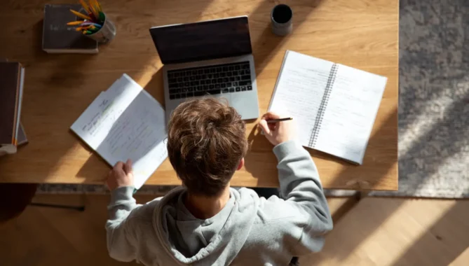 Photo top down angle of boy studying at desk at home